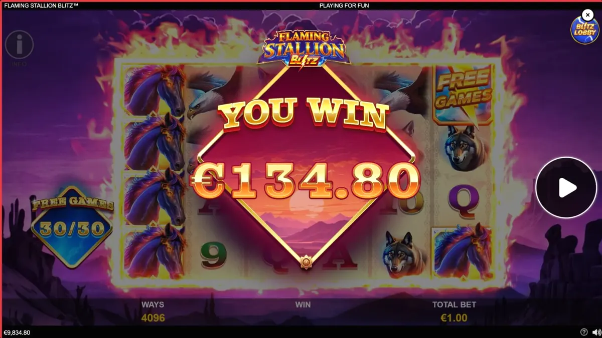 Cenário de deserto flamejante com o cavalo azul brilhante do slot Flaming Stallion Blitz